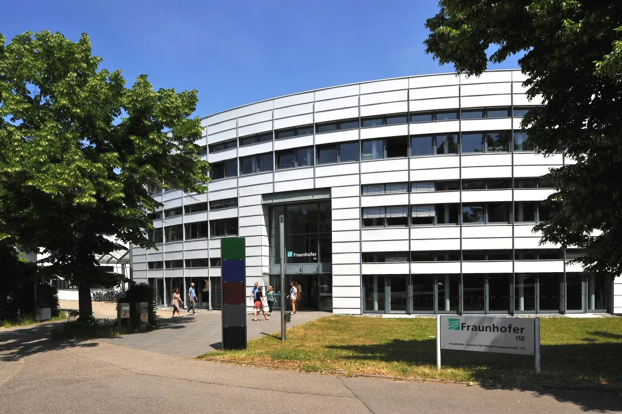 Fraunhofer ISE vyrába solárny článok s viacerými spojmi s 36,1 % účinnosťou