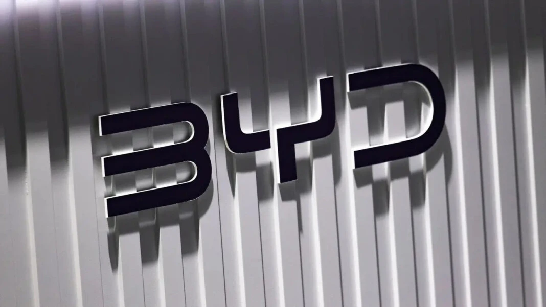 Prvé sériovo vyrábané auto BYD Formula Leopard 5 oficiálne schádza z montážne...