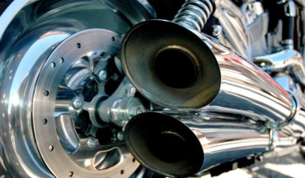 Aké sú výhody a nevýhody prestavby výfuku motocykla na rovné potrubie?