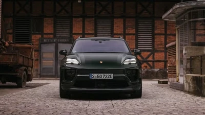 Porsche bude pokračovať vo výrobe benzínových a hybridných modelov