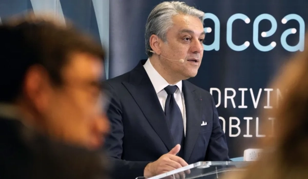 Výkonný riaditeľ Renaultu je presvedčený, že EÚ zmierni predpisy o emisiách u...