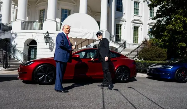 Trump plánuje kúpiť-novú Teslu na podporu Muska